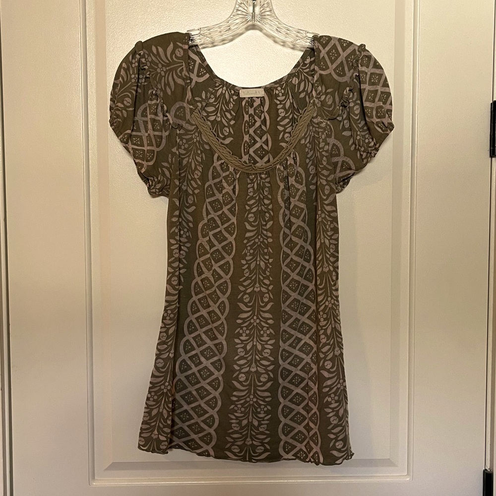 Cute green anthropology top with a floral and lattice pattern.